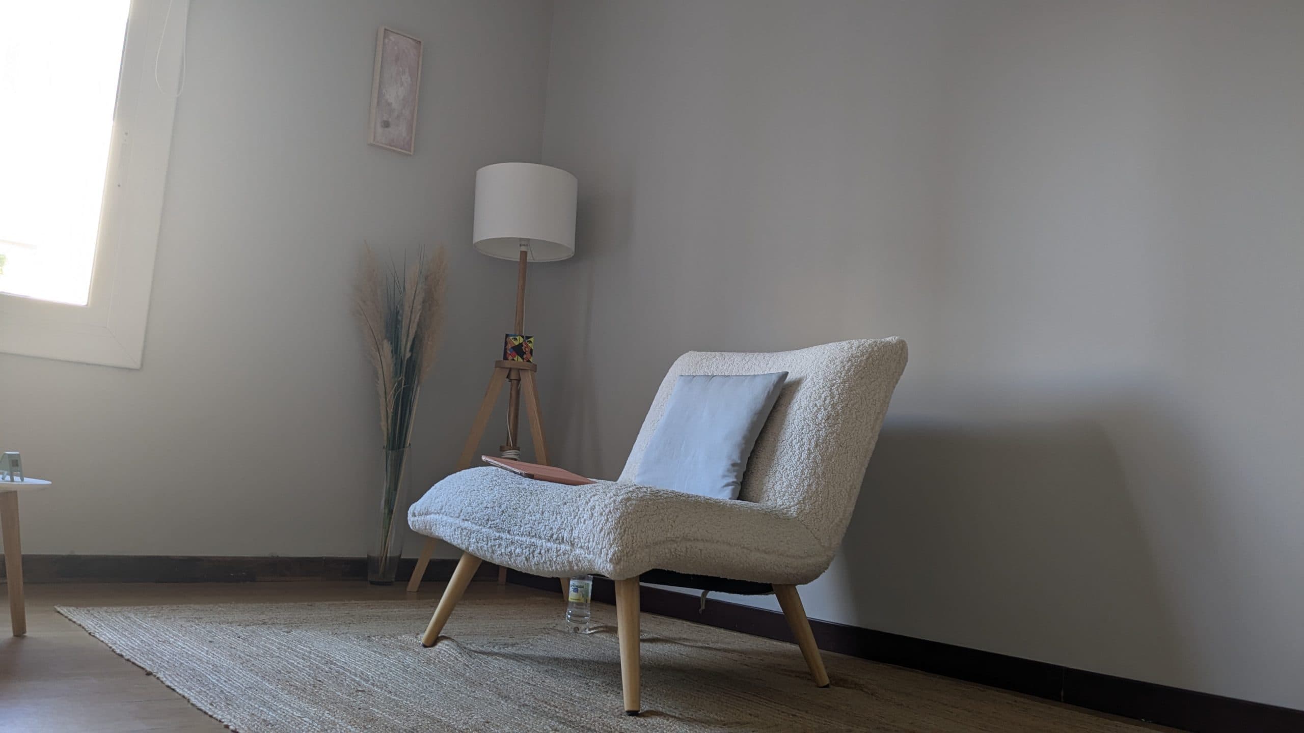 A quiet corner of Yaëlle's therapy office